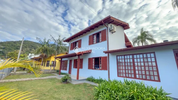 Casa Exclusiva no Ribeirão da Ilha com 630 m² de Terreno e Suíte