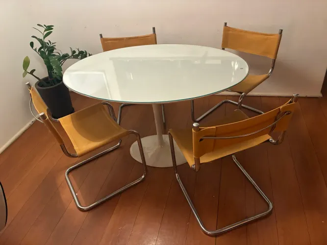 Mesa Saarinen Oval Tulipa 120x80 com Vidro | Ícone do Design Moderno