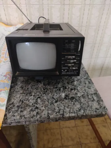 Mini tv antiga com rádio am e fm