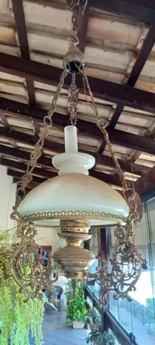 pendente de bronze com cúpula de opalina. antigo. funcionando!