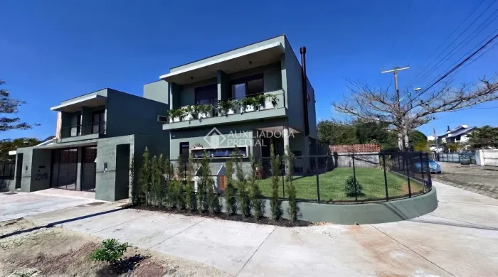 Casa individual a venda com 148m, 3 quartos sendo 1 suíte, 2 banheiros e 2 vagas no praia 
