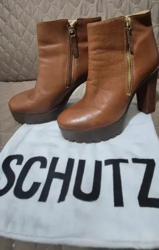 Bota Feminino em Couro Legítimo Schutz