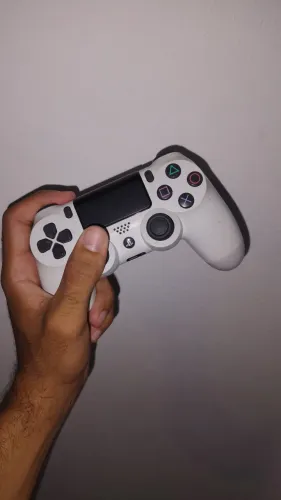 Controle PS4 comservadíssimo.