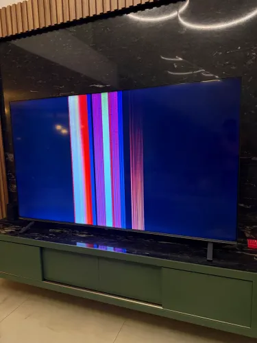 Tv 85? toshiba 1 ano e meio de uso problema no display