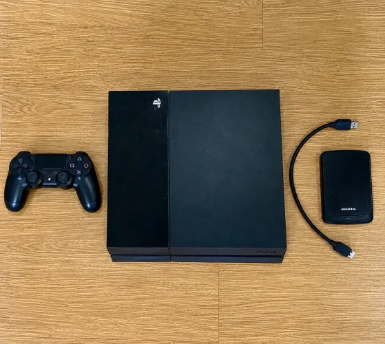 PLAYSTATION 4 1TB + HD EXTERNO 1TB + CONTROLE