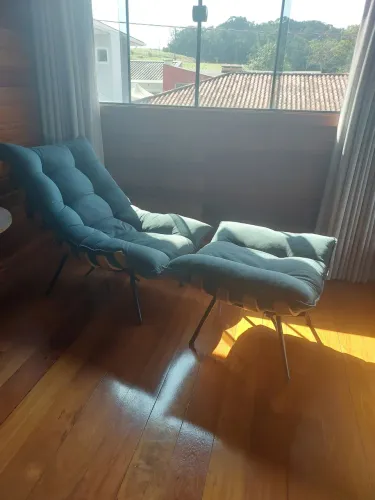 Poltrona com Puff modelo Costela, confortável