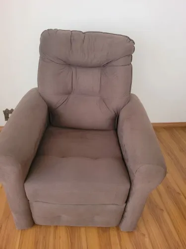 Vende-se  , poltrona do papai,  em Ótimo estado,  muito linda. 