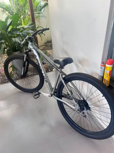 Vende-se bicicleta. Suspensão Absolut, cubo barulhento(pro 4), mesinha hanns DDK mt200