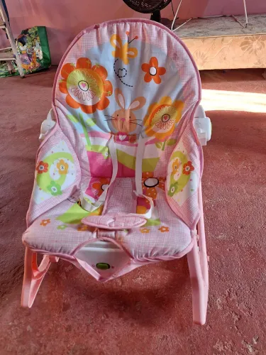 Cadeirinha de balanço e descanso para bebê menina