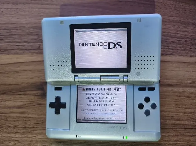 Nintendo DS Fat prata japonês funcionando com pequenos detalhes nas telas