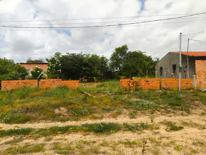 Vende-se terreno à 3 minutos da praia ponta verde.