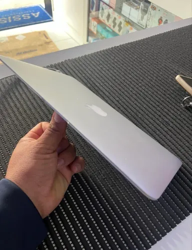 Vendo MacBook em perfeito estado e funcionando, desbloqueado, carregador original..
