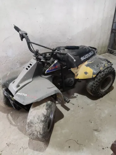 Quadriciclo com motor de biz 125 customizado.