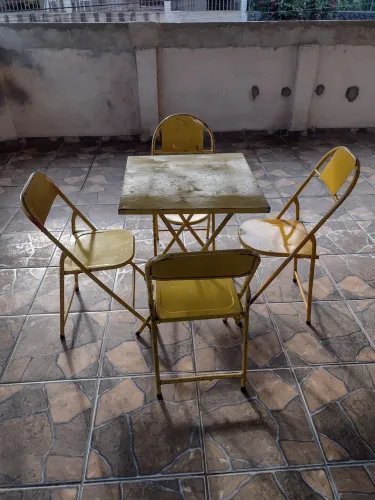 Conjunto de mesa com cadeiras