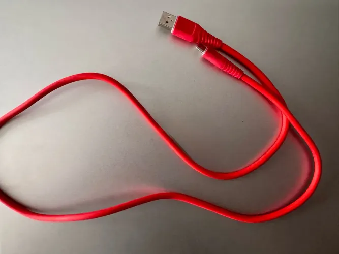 Cabo USB Vermelho 40 cm - Resistente e Flexível