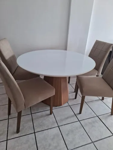 Mesa com 4 cadeiras em estado de loja
