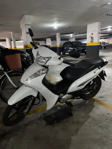 Moto Semi Nova Bem Conservada