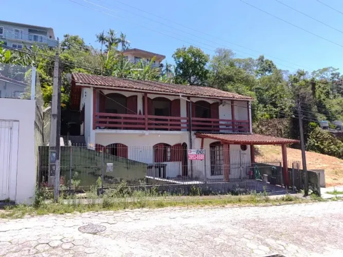 CASA PERTO DA UFSC COM APTO INDEPENDENTE