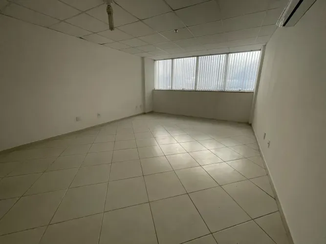 Macaé Trade Center - Excelente Sala com 35 m² + Banheiro + Vaga de garagem