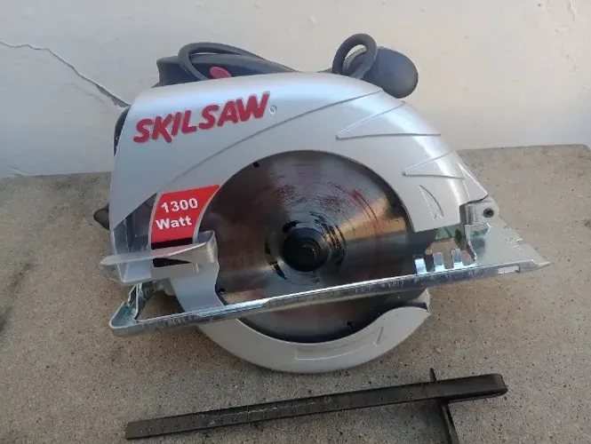 Serra Circular Skil Eletrica modelo 5300 127V 1300W com disco