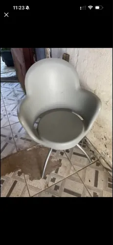 Cadeira modelo (gogo) (1 perna está bamba precisa arrumar)