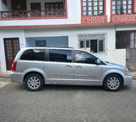 Chrysler Town & Country Touring 3.6 V6 Aut. 2012 (7 lugares)