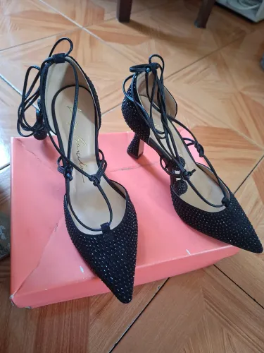 Sapato utilizado somente uma vez Luiza Barcelos, tamanho 37, preto brilhoso.