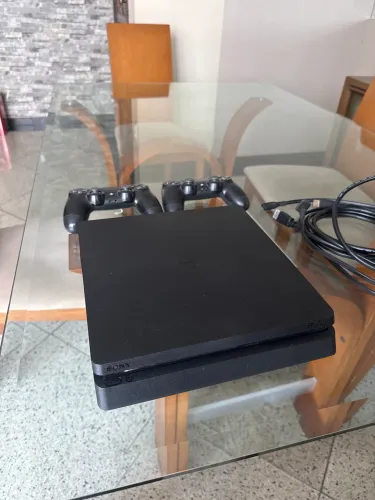 PS4 Slim 500 GB + 2 Controles