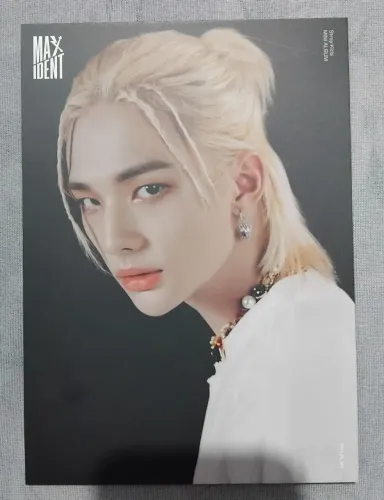 mini poster hyunjin maxident album