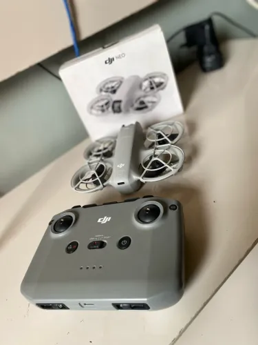 Dji Neo com caixa e controle