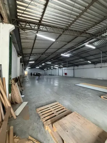 ALUGA - SE  EXCELENTE GALPÃO D. INDUSTRIAL MED. 1400 M2  C/ HABITE - SE EM CONDOMÍNIO!