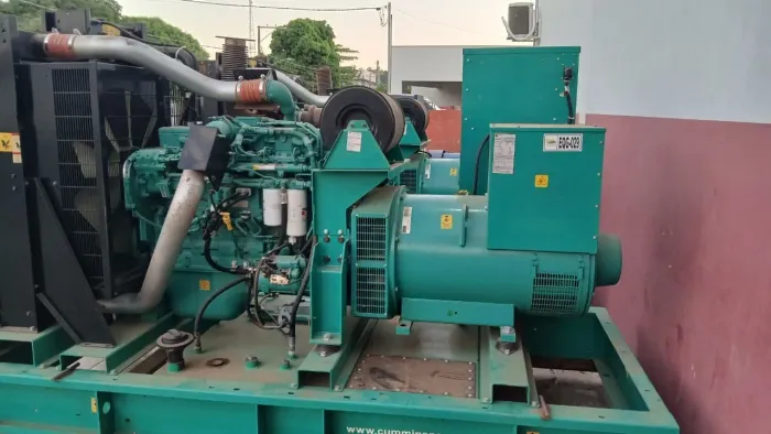 GRUPO GERADOR 375 KVA. MOTOR CUMINS SERIE 9 ELETRONICO. SEMI NOVO.