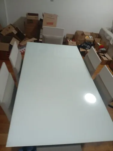 Vendo mesa com 6 cadeiras mesa com vidro comprei novrei dos colchões.