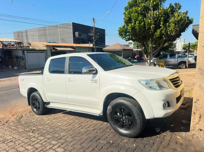 Toyota Hilux CD SRV 4X4 2.7 Flex 16V Aut. 2013