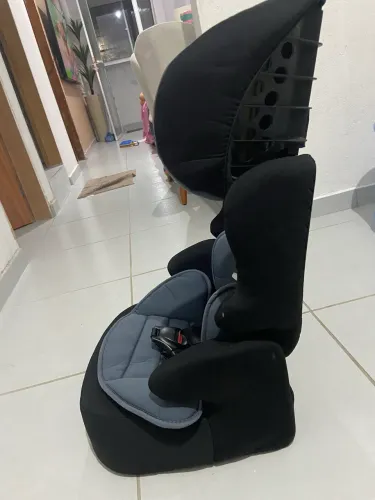 Cadeirinha de carro infantil de 2 a 5 ano bem nova sem nenhum rasgado