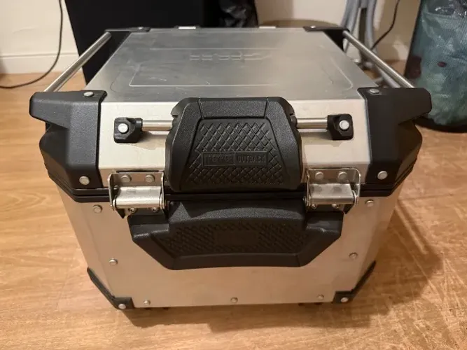 Baú Givi Trekker Outback 42 litros COMPLETO