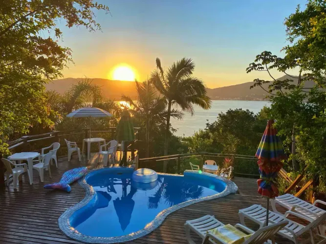 Casa com 3 dormitórios para alugar, 300 m² por R$ 16.000,00/mês - Barra da Lagoa - Florian