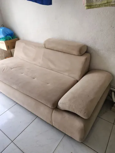 Sofá usado, faltando o outro lado, mas está firme.