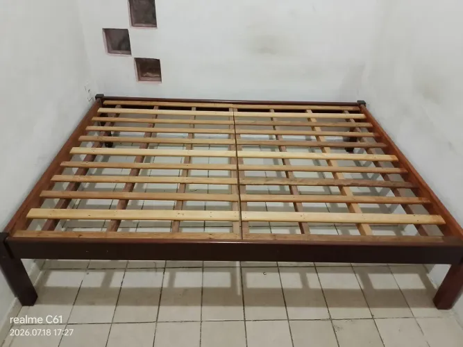 Cama projetada em madeira Massaranduba, tamanho casal.