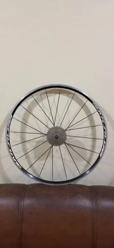 Roda traseira Mavic Aksium perfeito estado+ (Dianteira danificada, cubos e raios perfeitos