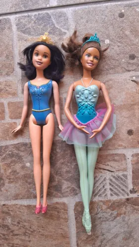 2 bonecas por 15 Reais ( barbie bailarina + branca de neve)