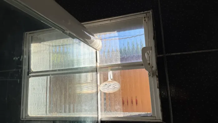 Vitro Basculante de Alumínio Branco 0,40 x 0,60 vidro canelado