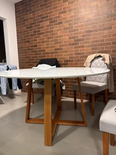Mesa redonda com 4 cadeira