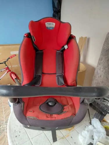 Vende-se cadeirinha de automóvel  190,00 e caixa de som  200,00 a negociar F: *1