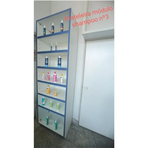 Estante com prateleiras 