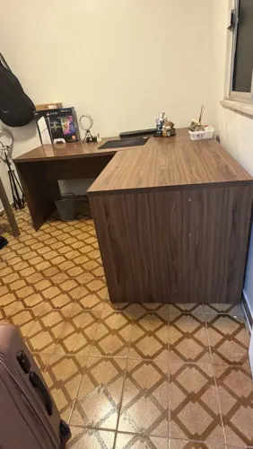 Mesa de escritório em L