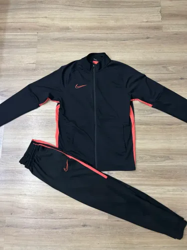Conjunto Nike dri fit preto com rosa
