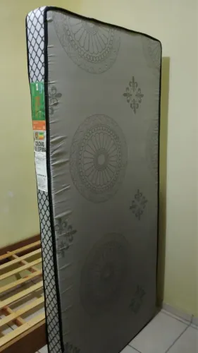 Vendo cama com colchão