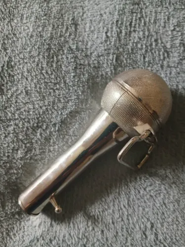 Fivela para cinto em forma de Microfone Cromado