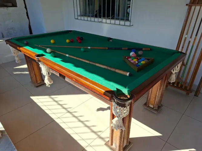 Mesa de Sinuca Residencial em Madeira Maciça com Pedra de Mármore e Acessórios